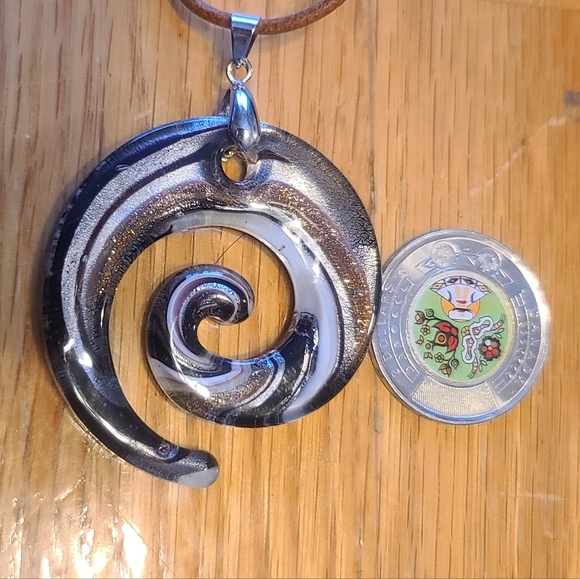 Beautiful Swirl Glass Necklace - Picture 5 of 9